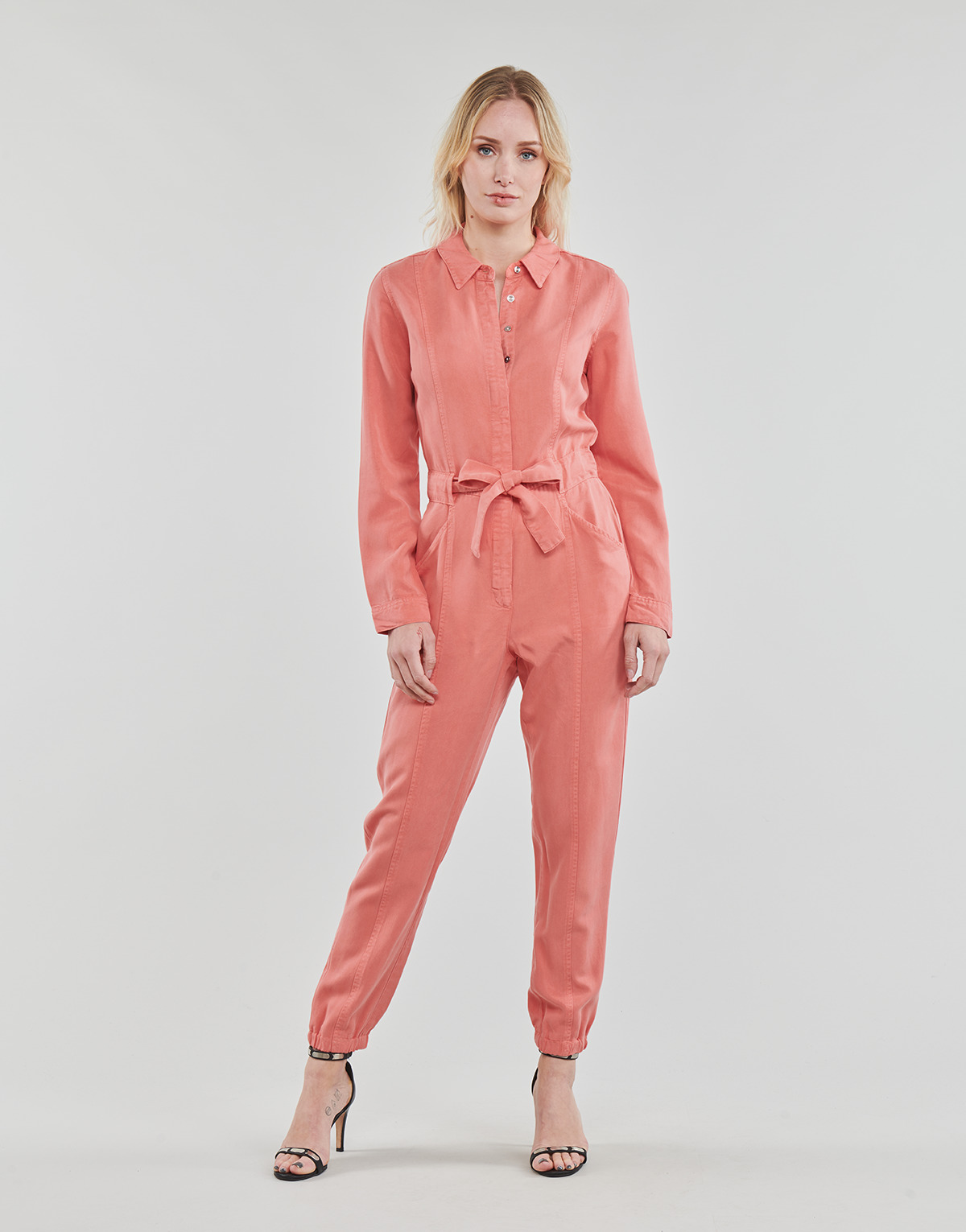 Textil Ženy Overaly / Kalhoty s laclem Guess NEVA JUMPSUIT Růžová